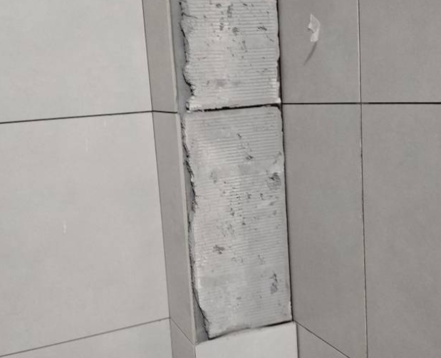津市瓷砖空鼓维修公司分享下瓷砖施工前基层浇水润湿程度不足，可能导致以下问题