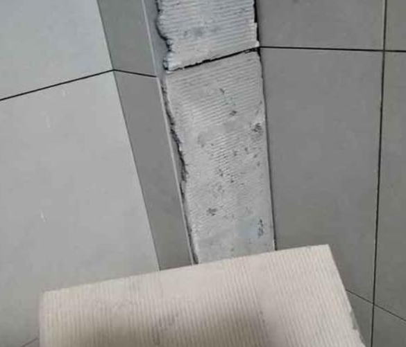 津市瓷砖空鼓维修公司分享下厨房瓷砖脱落的补救措施。
